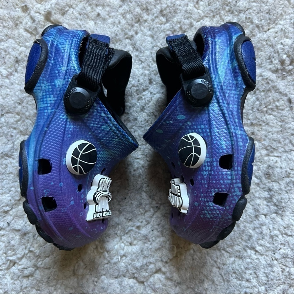 Crocs x Space Jam Basketball Tune Squad Classic All-Terrain Kids’ Clogs Shoes - Picture 3 of 13